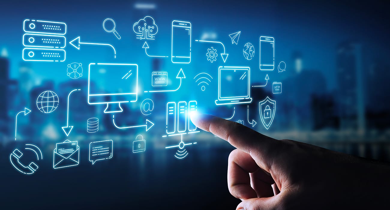 Ambiente di sviluppo con codice, architettura software e dashboard IT